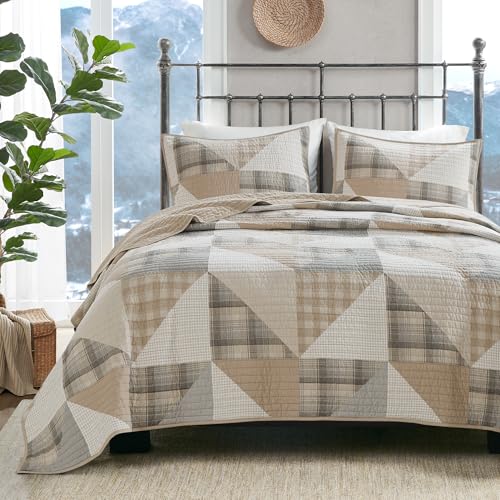 Woolrich Olsen Reversible Quilt Set - Cottage Styling Reversed to Solid Color, All Season Lightweight Coverlet, Cozy Bedding Layer, Matching Shams, Oversized Full/Queen, Geometric Plaid Tan 3 Piece